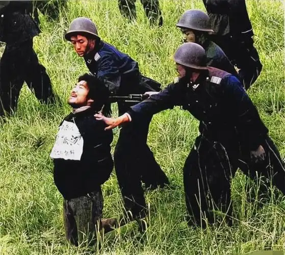 1990年,枪决西北悍匪魏振海现场,突然仰天大笑脸上写满狂妄嚣张|枪响