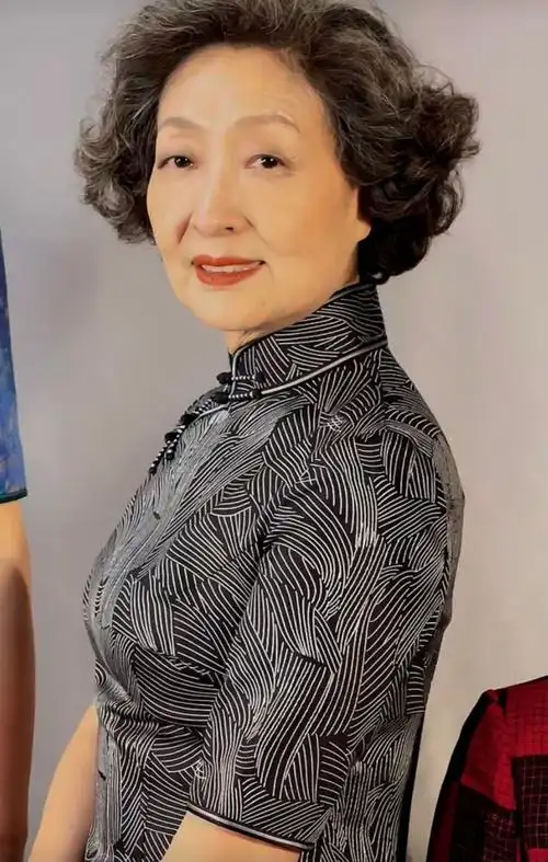 这是我见过最优雅的北京奶奶:76岁穿旗袍优雅端庄,不做作有气质_腾讯
