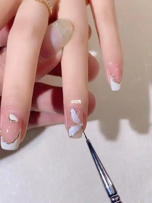 干净简约布丁奶白色块飘带美甲