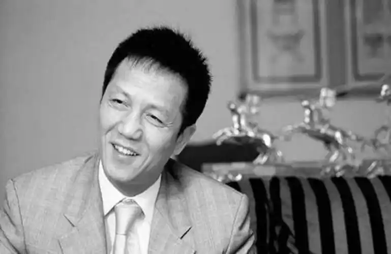 周正毅出狱后亮相不同凡响,60岁寿宴热闹操办,不想引来一场风波