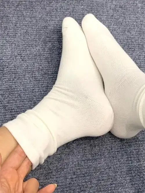 脚踝和小腿了 袜子的长度足够还能堆起来穿起来透气性也很好夏天完全