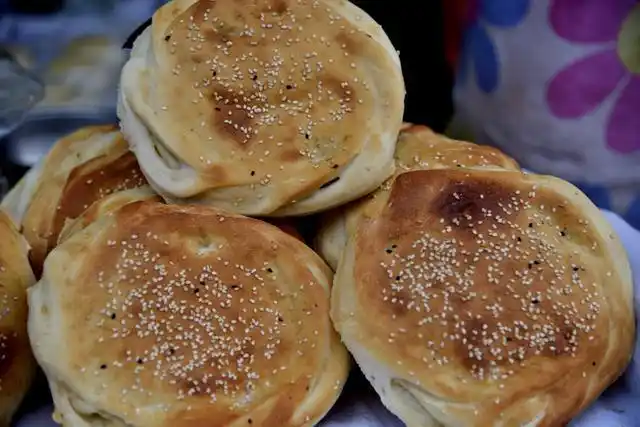 河南大妈做这种红盖烧饼外观看着像螃蟹一天五百个不够卖