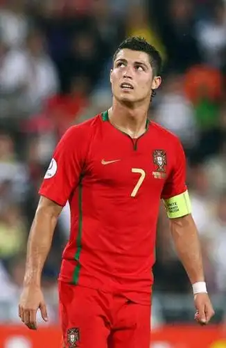 十大令人心醉的各国足球帅哥[组图]