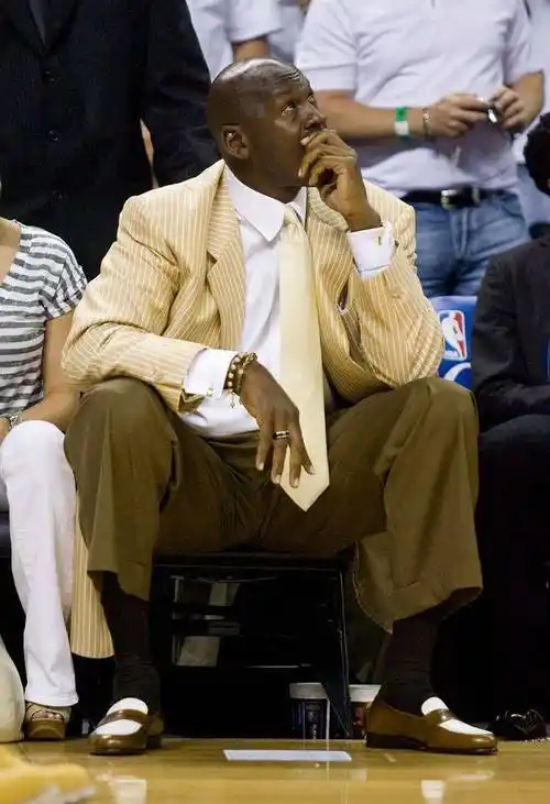 为什么michaeljordan穿的西装都这么大呢