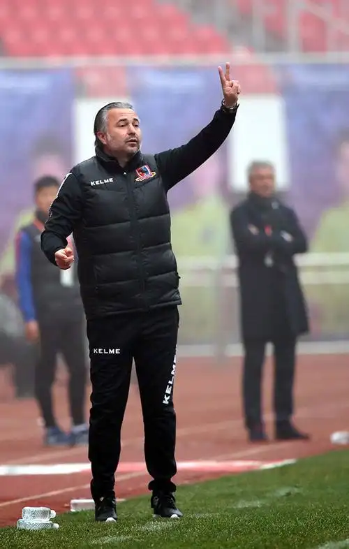 关于聘请亚森先生担任建业足球队主教练的公告