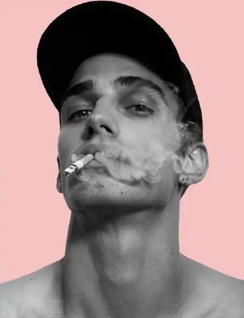 肌肉男:黑白男人图片壁纸-小虾米