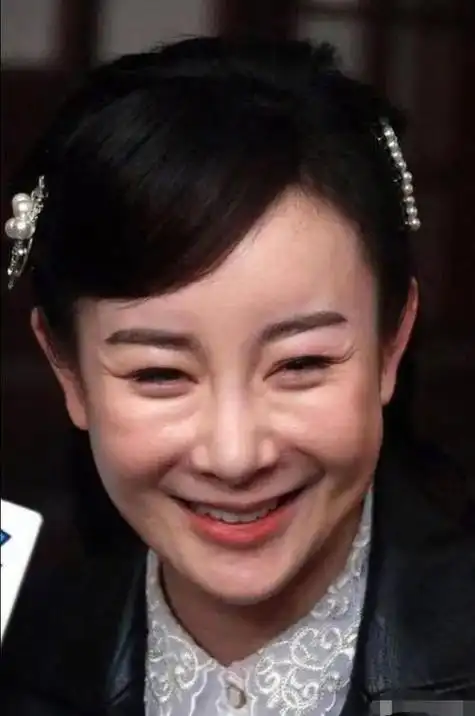 "完美女神"是假的,胯宽腿粗,溜肩脸僵,生图揭露"人间真实"|妆容|景甜