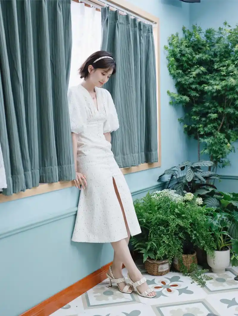 演员乔欣白嫩的脚丫搭配凉鞋真是太好看啦,2024年,乔欣主演的都市商战