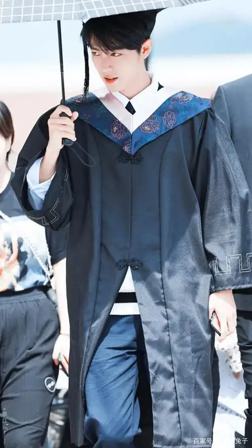 这身学士服穿着,真像是去拍毕业照啊