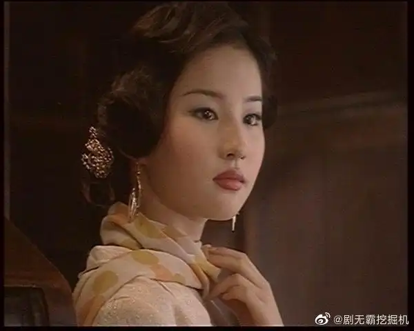 白秀珠这个盘起来的卷发就是不好看.