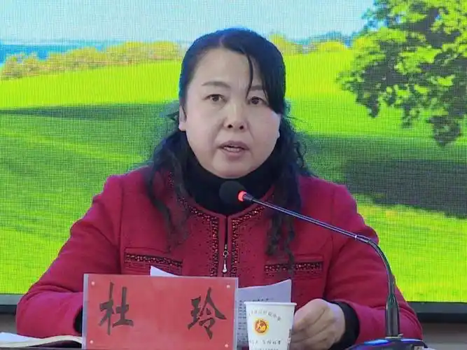 杜玲在致辞中指出,此次活动是高度关注民生,关爱困难学生的具体体现