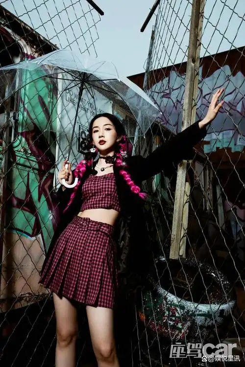 陈欣予最新杂志大片曝光 甜酷look演绎叛逆少女