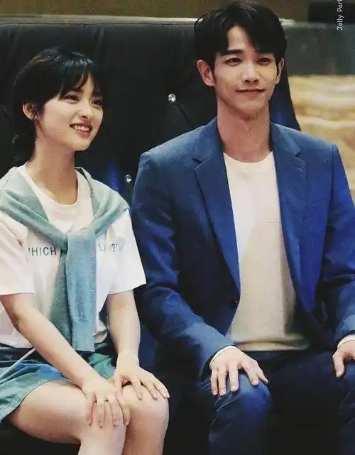 偶遇沈月刘以豪,两人十指相扣太甜蜜,网友偶:未修图颜值太意外_感觉