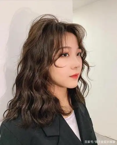 2021新年发型别乱剪,16款洋气烫发送给你,蓬松瘦脸又百变