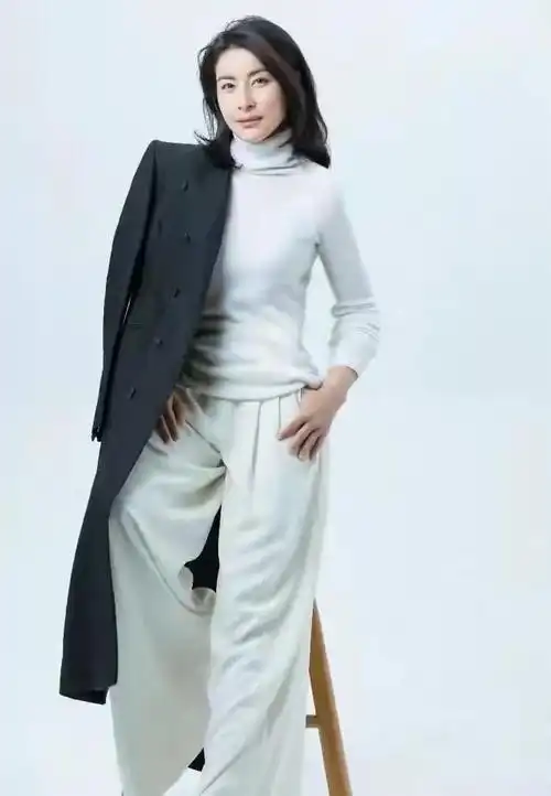 郭晶晶真的不背名牌包吗(郭晶晶难得背15万爱马仕出门,走路样子像遛弯