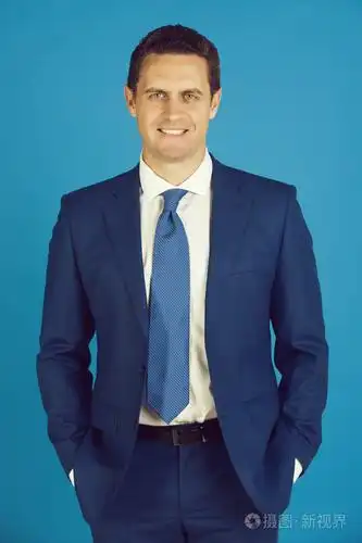 老板笑着用手在时髦西装的口袋里照片-正版商用图片13iare-摄图新视界