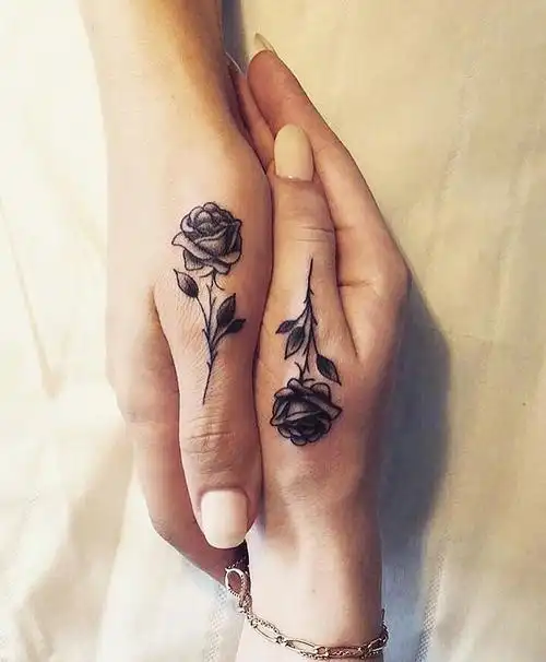 手指玫瑰花纹身图案