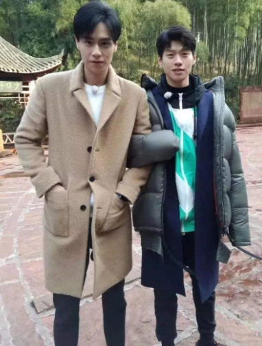 胡一天和谁合影都高大威猛只有和她肯弯下腰网友我酸了