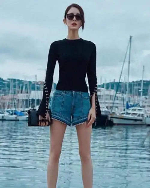 "黑八角"的牛仔短裤搭配修身上衣,古力娜扎大秀墨镜风采!