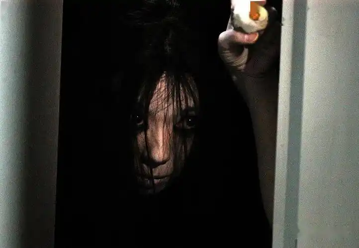 好吓人云南女子住宾馆半夜醒来发现房里站着一个男子正对自己微笑