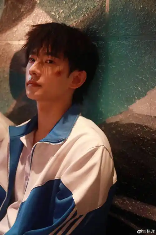 杨洋皱眉#一问杨洋在日常耍宝中有皱眉吗?没有!