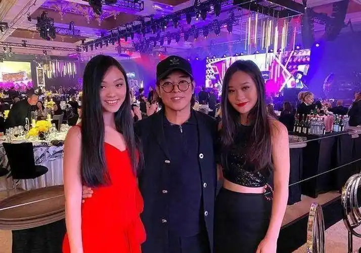 其实李连杰与前妻秋燕也育有2女,近日4个女儿合照在网络疯传,都已长得
