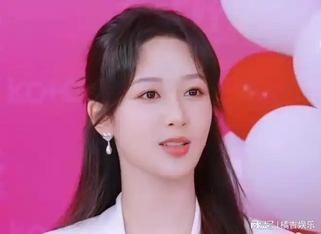 杨紫直播造型生图白色西装搭配落肩长发截图状态好好