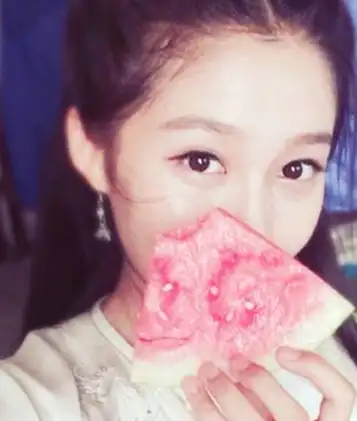 原创明星吃水果热巴吃西瓜籽易烊千玺啃榴莲景甜一看就是摆拍