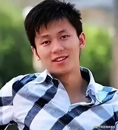 事实证明,44岁的"戏混子"李晨,已经走上了一条"事业下滑路"