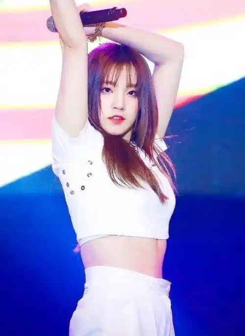 采用修身的设计,而且将腰线都凸显出来,宋雨琦的马甲线看着十分的抢镜