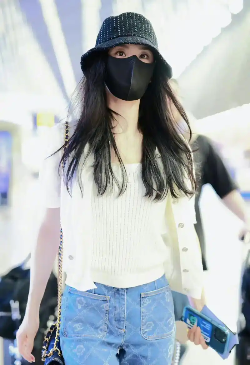 刘诗诗机场偶遇这身穿搭太能体现她的财富了[色][色][色] #娱乐最前沿