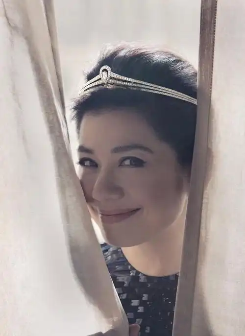 日出生于中国香港,祖籍广东省博罗县石湾镇西埔村,中国香港电影女演员