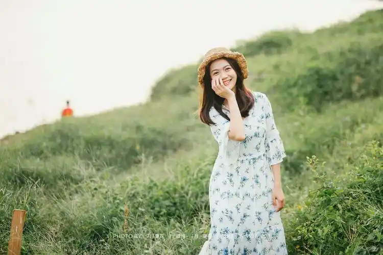 爱笑的女孩,笑容宛如阳光般明媚