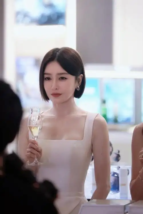 秦岚白色抹胸长裙##秦岚白色抹胸开叉长裙