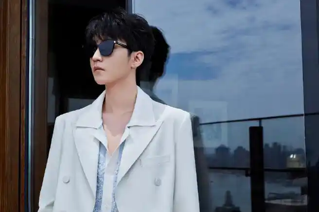 王俊凯白西装墨镜造型