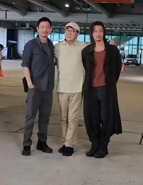 62岁刘德华新片开机,与谢霆锋同框看不出年龄差,谢霆锋暴露身高