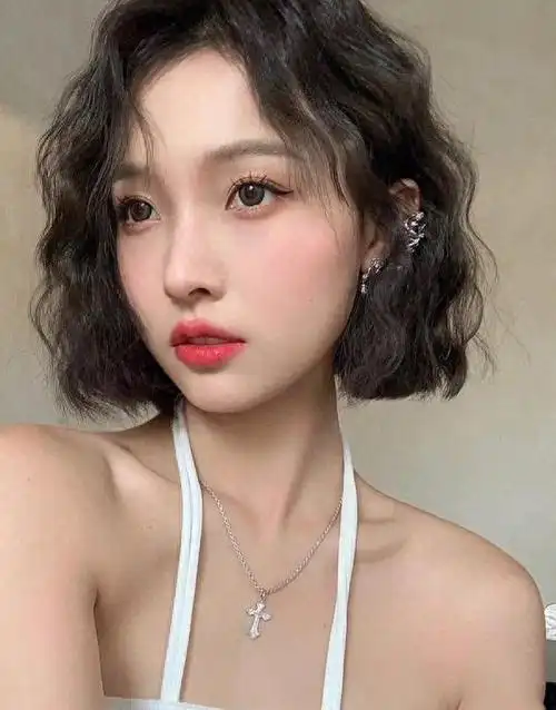 今年这3种"齐肩烫发"流行!比长发洋气,比短发显脸小,真美