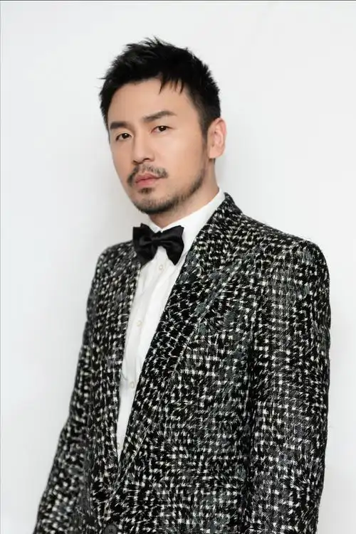 回顾雷佳音因初恋女友15岁辍学与大学同学结婚育有一女太幸福