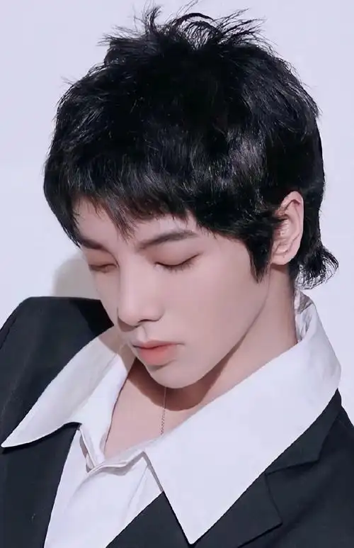 华晨宇壁纸花花超性感的嘴唇美图来了肉嘟嘟的看着好可爱