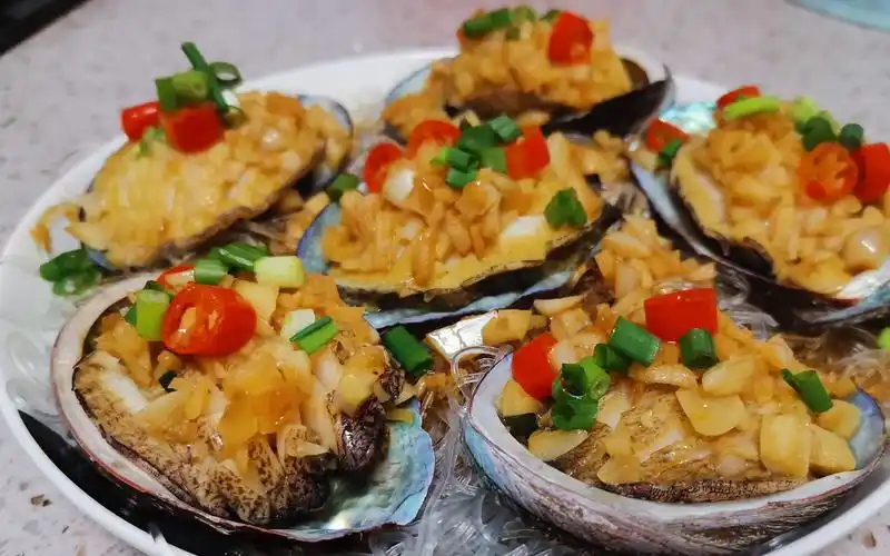 唯独这海味吃一次就忘不掉蒜蓉粉丝蒸鲍鱼鲜美不容错过