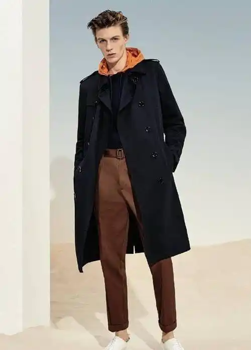 赵又廷去纽约时装周了,穿深色大衣配橙色卫衣,显年轻又有魅力!