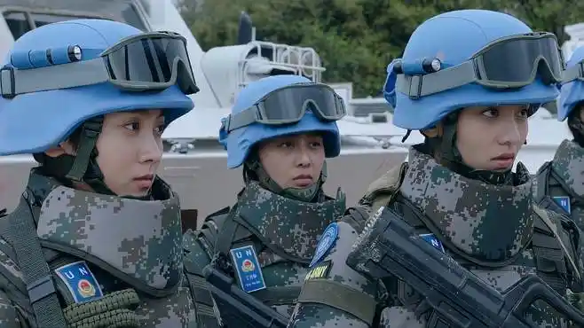 维和步兵营:队友对照片傻乐,调侃自己没对象,女兵向长官提意见-影视综