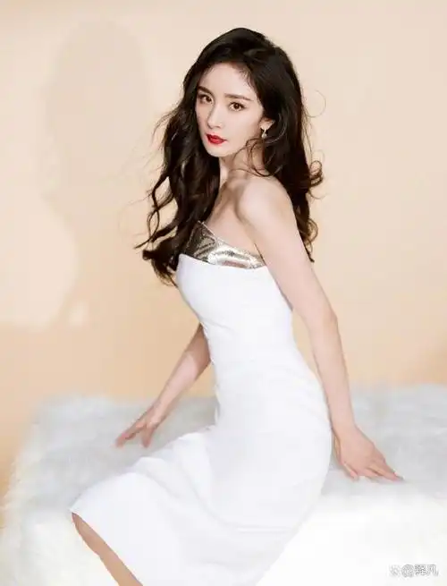 杨幂一袭白色抹胸长裙大秀香肩!肤白貌美大长腿性感撩人
