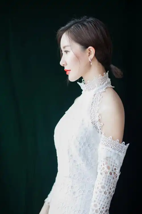 简介:舒畅性感镂空蕾丝长裙活动照图片,分享一组舒畅图片给大家,图中