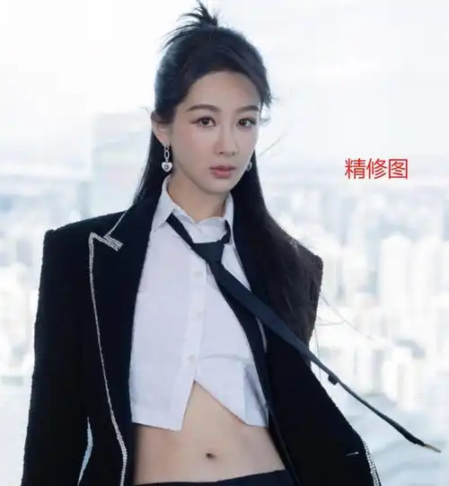 直到最近的一次活动,杨紫一身高奢套装助阵,还有精致妆容提分.