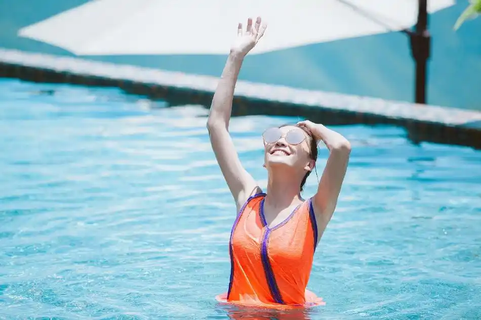 组图:辣妈应采儿泳池戏水身材惹火 摆性感pose灿笑画面养眼_高清图集