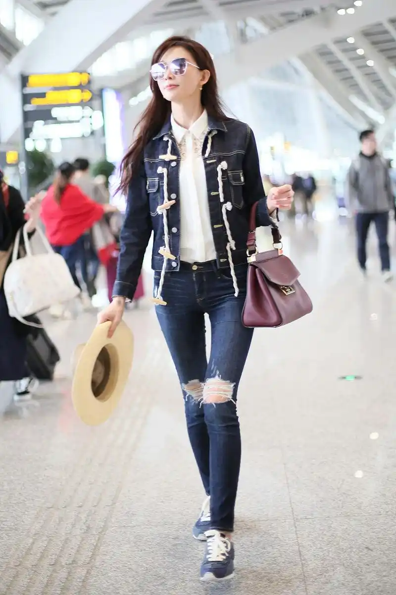 林志玲街拍:牛仔夹克 破洞牛仔裤 帅气丹宁风