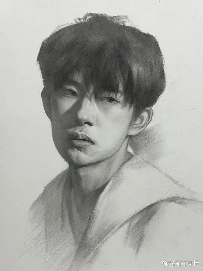 易烊千玺  素描步骤图 千玺真是越看越帅,忍不住再画了一张 这张光影