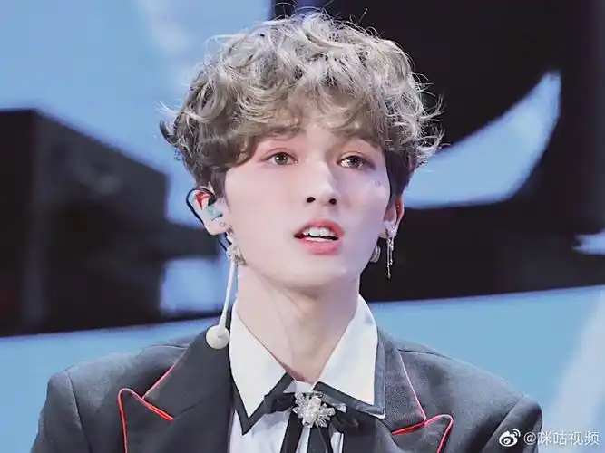 眼妆点缀得@theo-朱正廷楚楚动人,又奶又帅气,亮亮的眼睛戳中了心窝