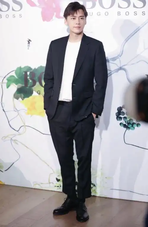 李易峰的"直男坐"火了,双腿呈90度,身高不足181模仿不来_手机搜狐网